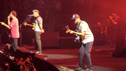 RAGE AGAINST THE MACHINE Frontman ZACK DE LA ROCHA Injures Leg During Chicago Concert (Video)